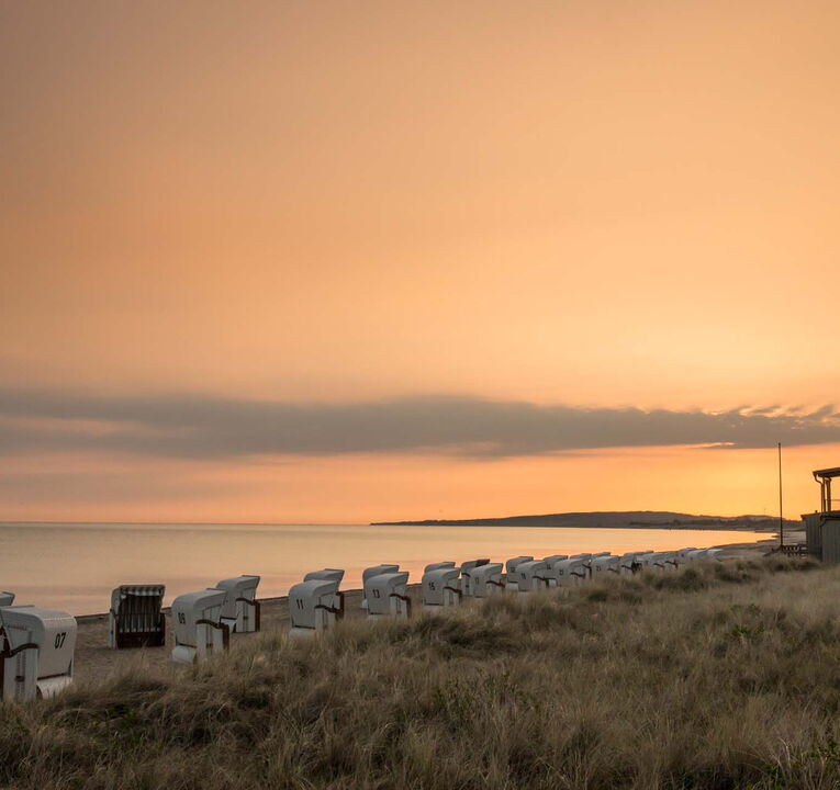 Strand nahe Wohnmobilstellplatz am Deich bei Sonnenuntergang